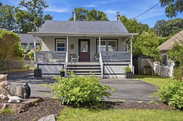 110 Maxim Dr, Hopatcong, NJ 07843