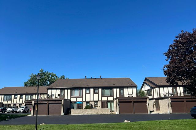 1091 Country Club Dr, Saint Clair Shores, MI 48082