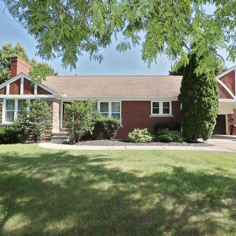 19852 Holiday Rd, Grosse Pointe Woods, MI 48236
