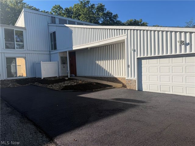 2 Sutton Pl, Cleveland, OH 44120