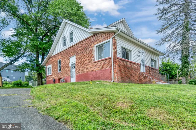 6437 Holyoke Dr, Annandale, VA 22003