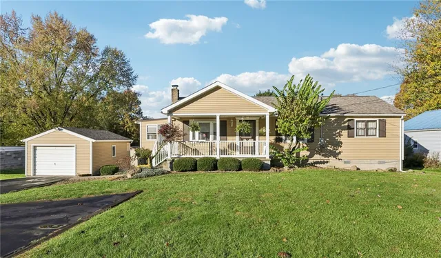 2422 Ridgewood Ct, New Castle, PA 16101