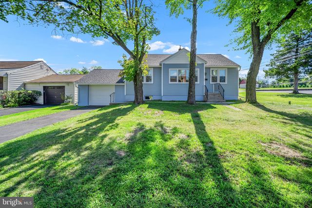31 Poplar Ave, Warrington, PA 18976