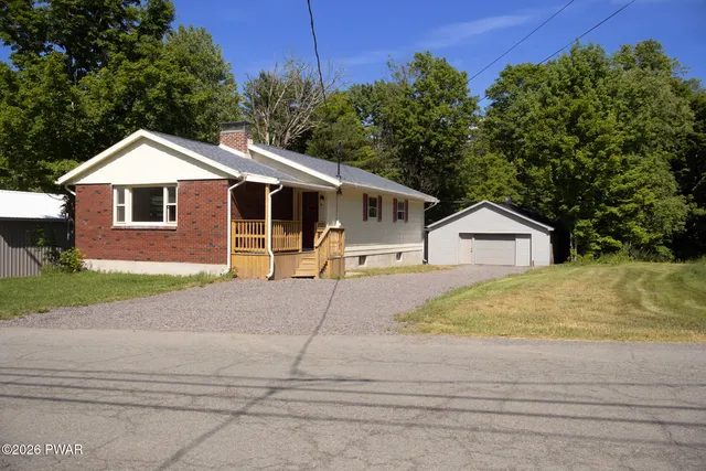 60 Center St, Covington Township, PA 18424