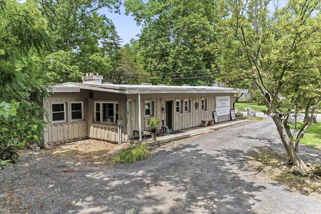 3671 Saint Peters Rd, Elverson, PA 19520