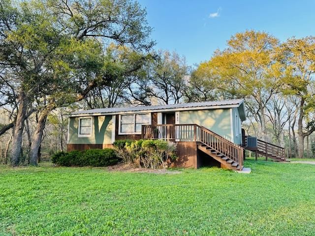 523 Byrd Salyer Private Rd, Blessing, TX 77419