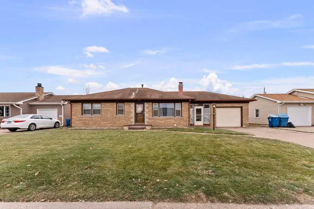 608 29th Ave, East Moline, IL 61244