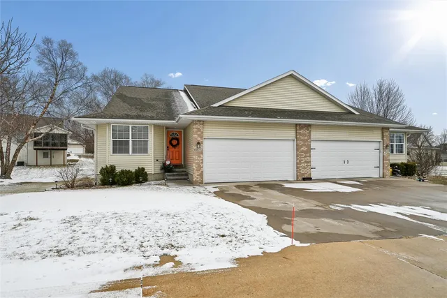 6612 Waterview Dr SW, Cedar Rapids, IA 52404