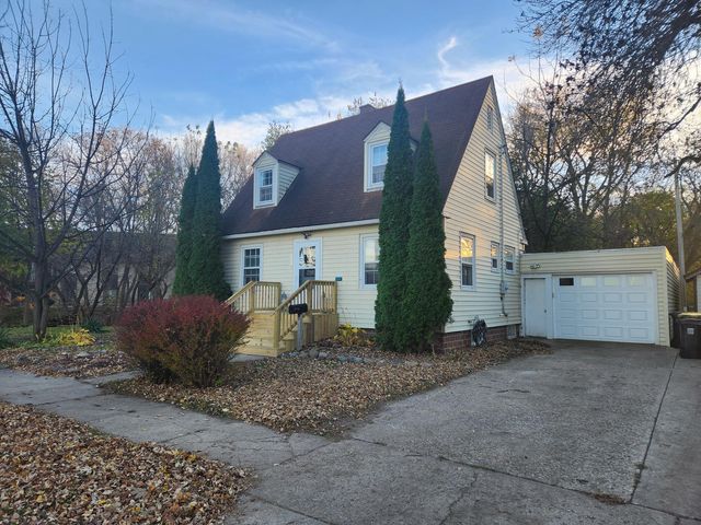 301 W  Saratoga St, Marshall, MN 56258