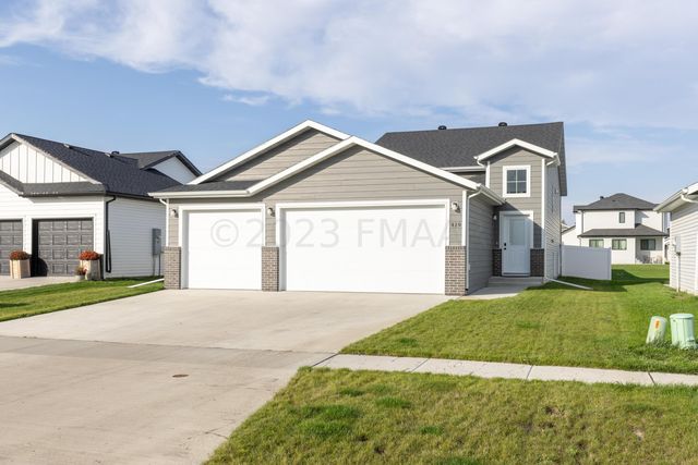 419 7th St E, Horace, ND 58047