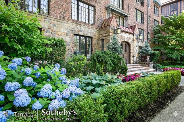 20 Continental Ave #PHB6, Forest Hills, NY 11375