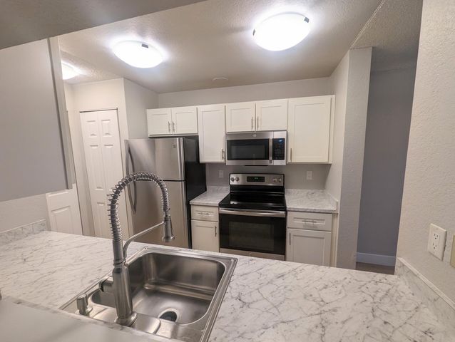 10844 NE 68th St #104, Kirkland, WA 98033