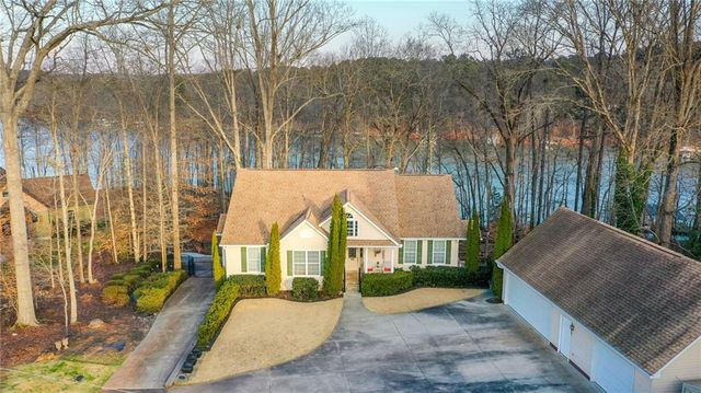 107 Point Dr, Townville, SC 29689
