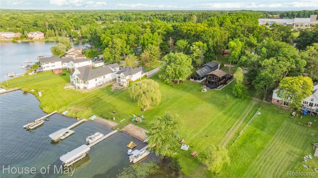 10890 Hillway Dr, White Lake, MI 48386