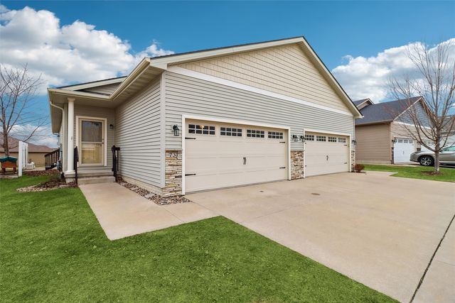 737 Sawgrass Dr, Norwalk, IA 50211