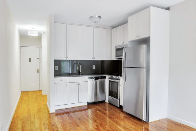 426 W  49th St #2B, New York, NY 10019