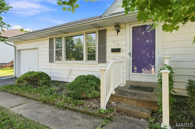 928 Poinsetta Ln, Saint Louis, MO 63122