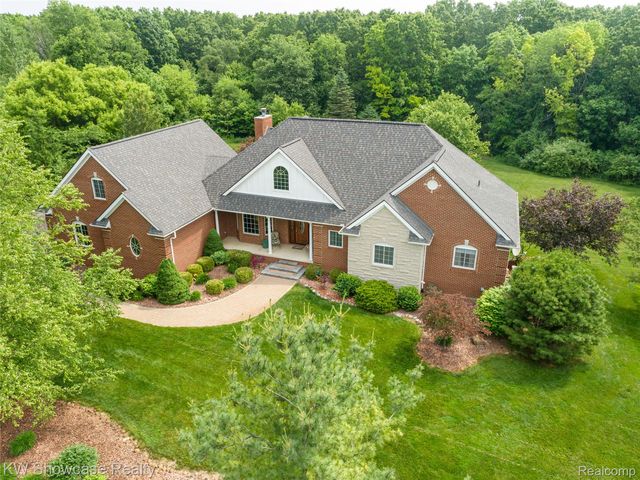 2449 Woodvale Trl, Brighton, MI 48114