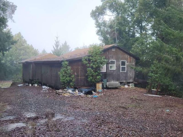 1533 Hungry Gulch Rd, Whitethorn, CA 95589