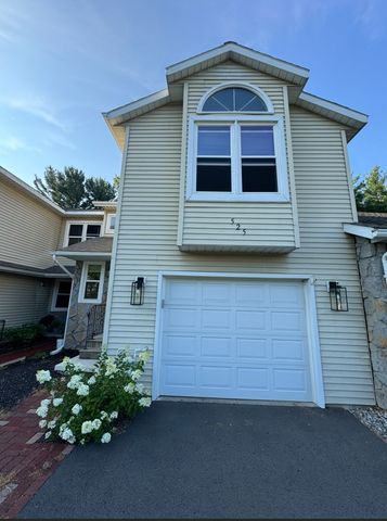525 Highwood Cir, Albany, NY 12203