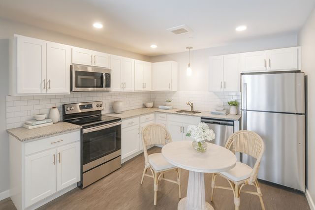 2 Westledge Dr #B102, Norwich, CT 06360