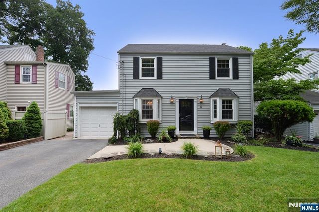 418 Burlington Rd, Paramus, NJ 07652