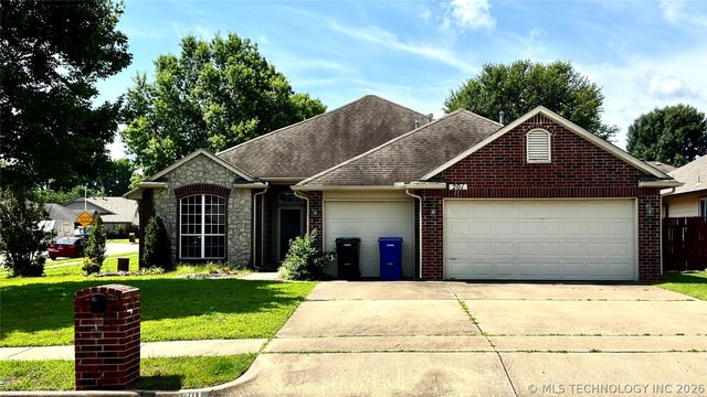 201 W  Charleston Pl, Broken Arrow, OK 74011
