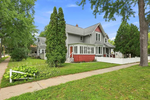 1102 W  Lawrence St, Appleton, WI 54914