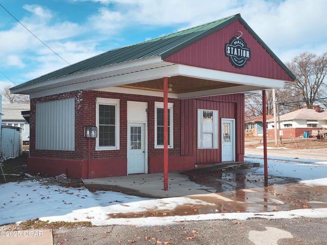 102 S  Main St, Liberal, MO 64762