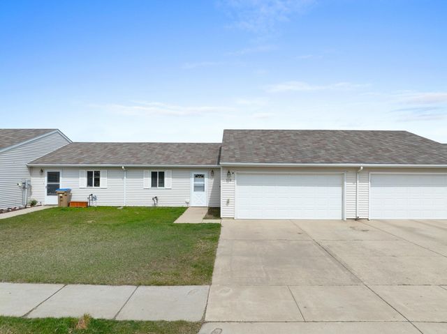 518 27th Ave NW, Minot, ND 58703