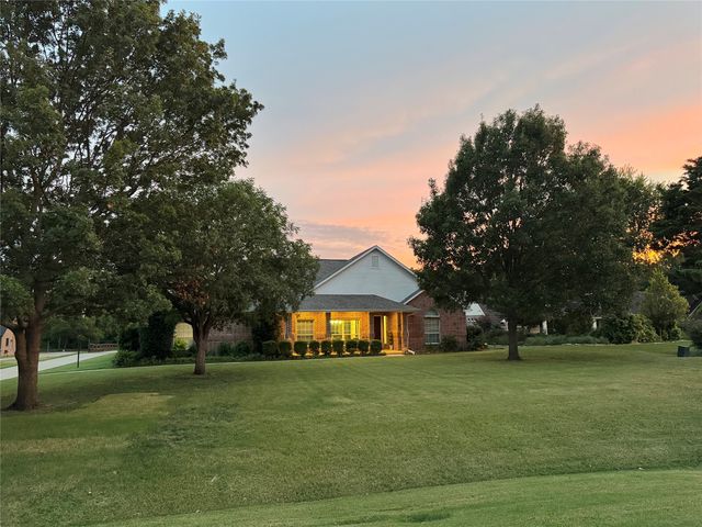 8108 Oak Creek Ln, Denton, TX 76208