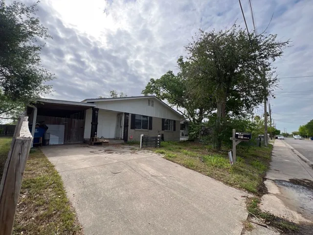 1101 Laredo St, Sinton, TX 78387