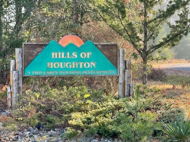 75 Hidden Hills Rd, Houghton Lake, MI 48629