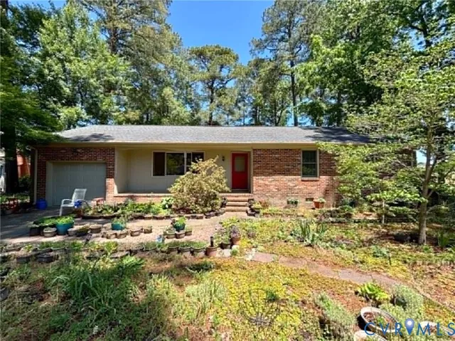 106 Windmere Dr, Colonial Heights, VA 23834