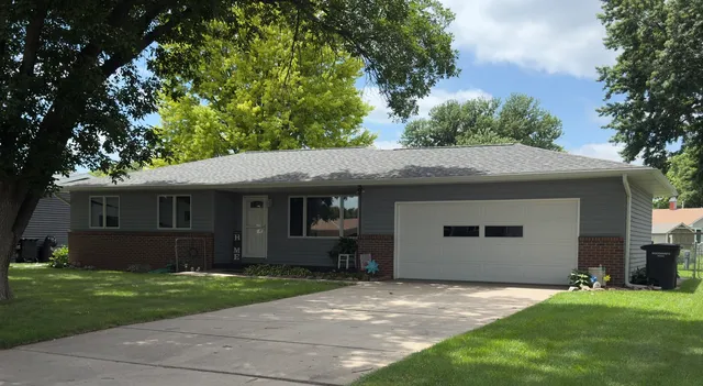 727 Valley Chase Ave, Hastings, NE 68901