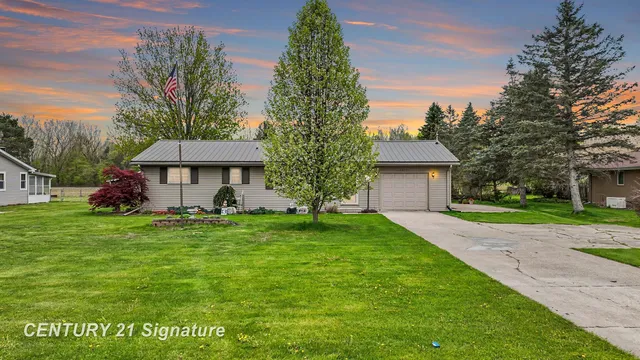 10371 Tittabawassee Rd, Freeland, MI 48623