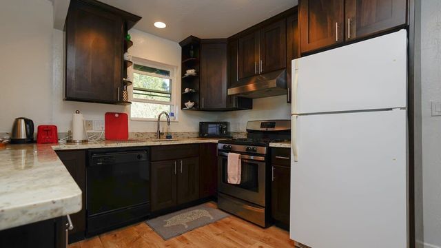260 Annis Rd, Brisbane, CA 94005