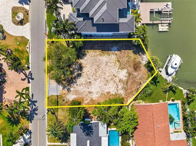 909 Oakwood Dr #4, Largo, FL 33770