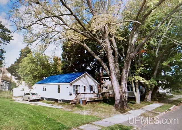 432 Fulton St, Kingsford, MI 49802