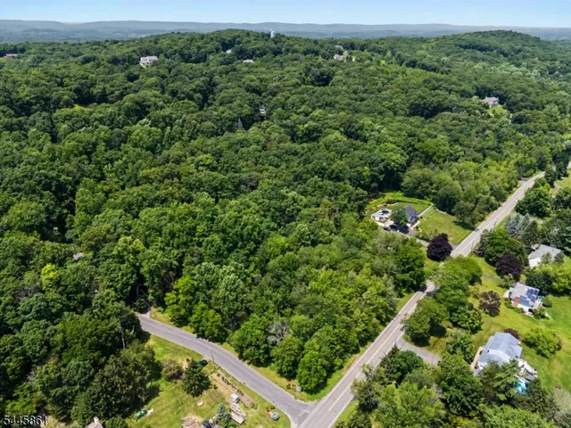 242 W Mountain Rd, Sparta, NJ 07871