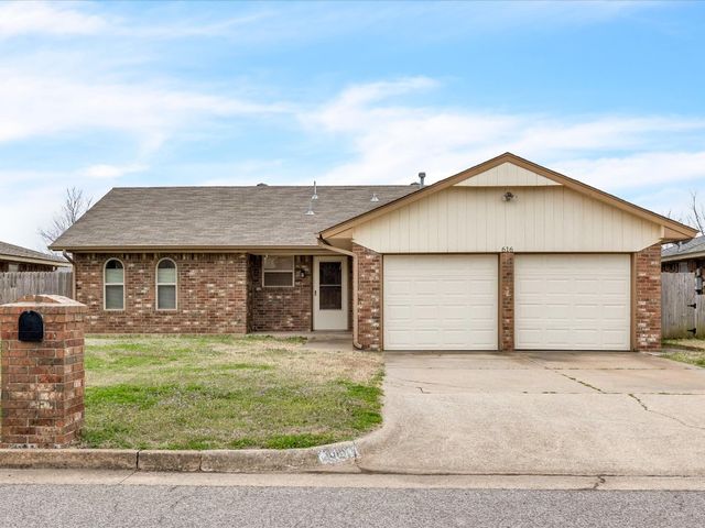 616 SW 7th St, Moore, OK 73160