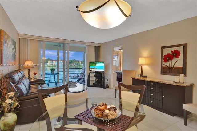 8950 Sunrise Lakes Blvd #204, Fort Lauderdale, FL 33322