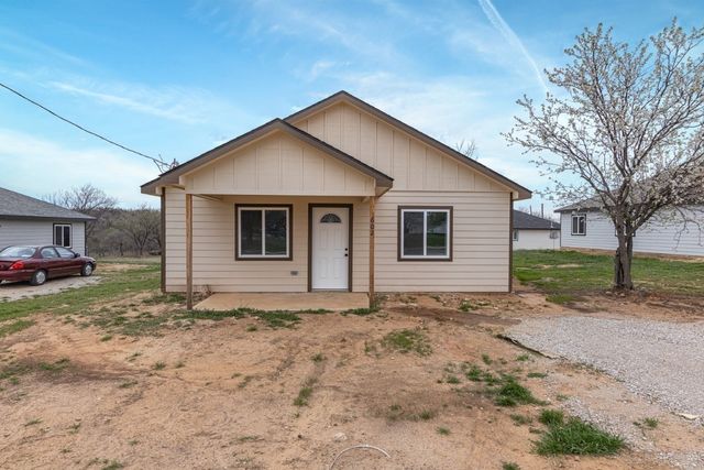 602 Ray St, Bowie, TX 76230