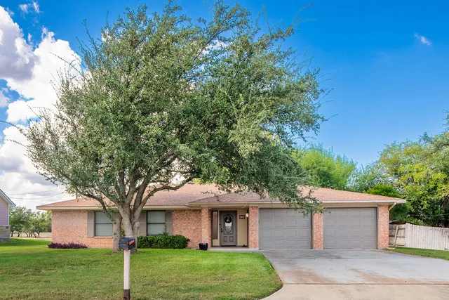 810 S  Clear St, San Saba, TX 76877