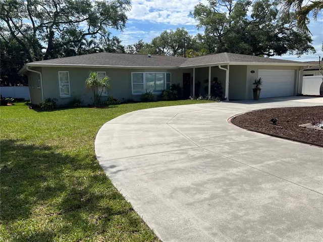 855 Fountainhead Dr, Largo, FL 33770