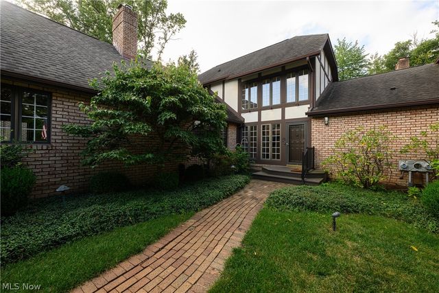 16 S  Bentley Dr SE, Canton, OH 44709