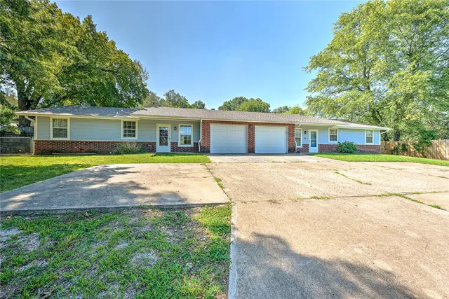 1050 W  Garland St #A & B, Siloam Springs, AR 72761