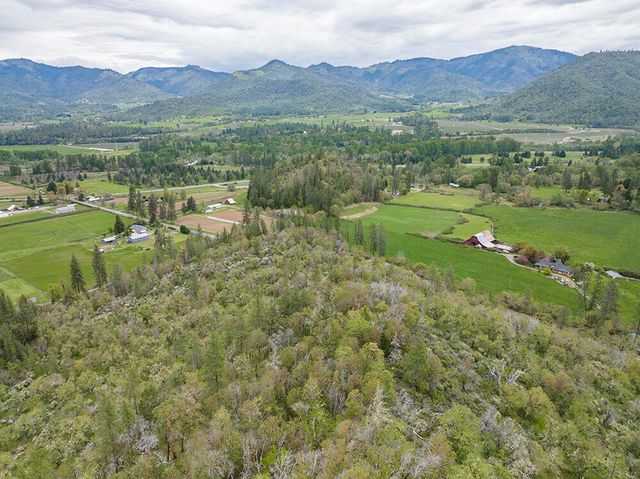 698 Messinger Rd, Grants Pass, OR 97527