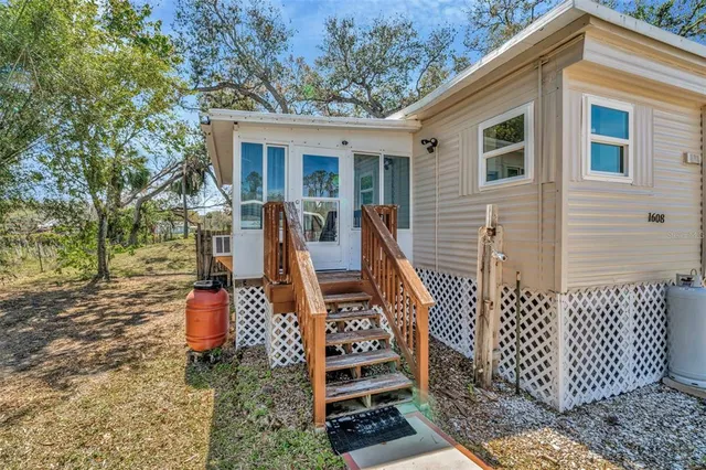 1608 Thrush Dr, Zephyrhills, FL 33540