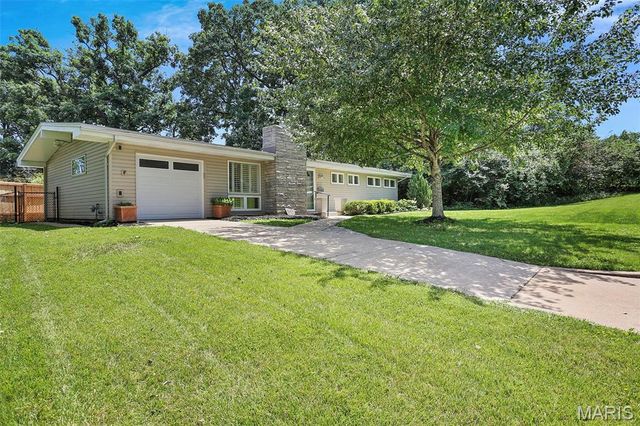 948 Volz Dr, Saint Louis, MO 63126